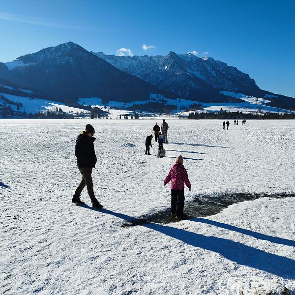 15 Leute auf dem Walchsee vor Kaisergebirge