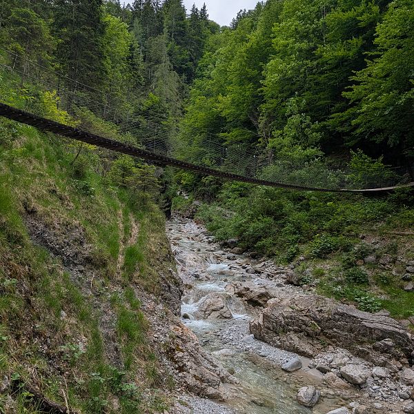 kaiserwinkl-magazin-griessbachrunde-haengebruecke