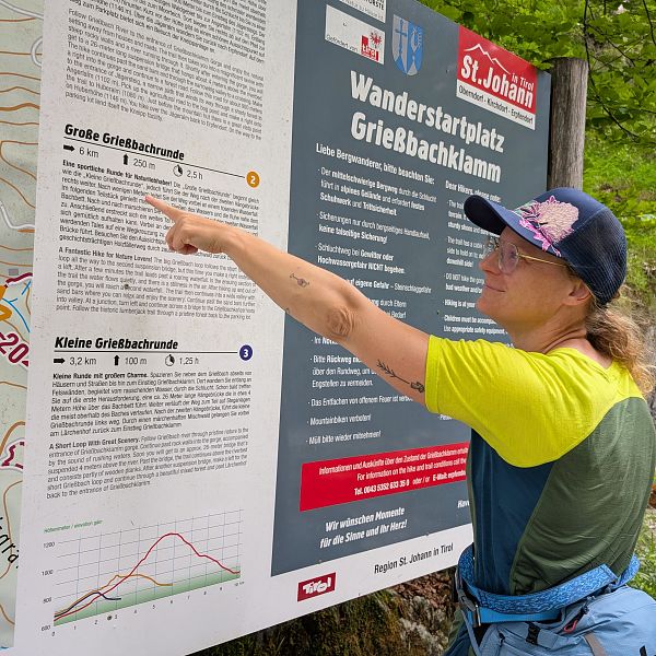 kaiserwinkl-magazin-griessbachrunde-lena-mit-schild