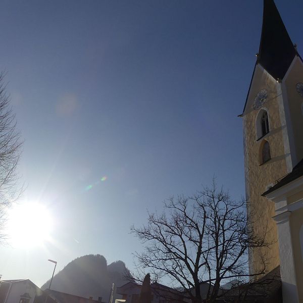 kaiserwinkl-rundgang-kossen-kirche-im-sonnenschein