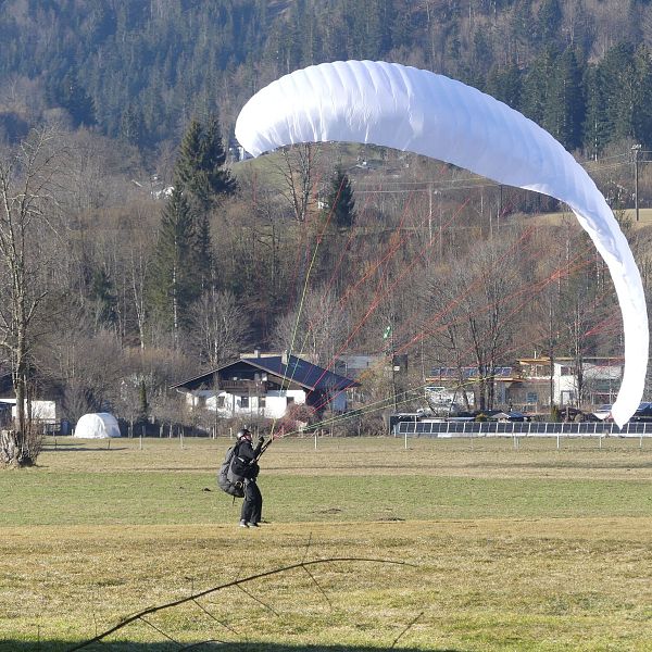 kaiserwinkl-rundgang-kossen-paragleiter