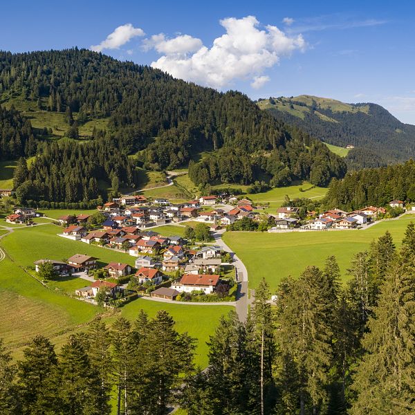 kaiserwinkl-urlaub-landschaft-rettenschoess-sommerlandschaft-dorfzentrum-sommer-zahmer-kaiser