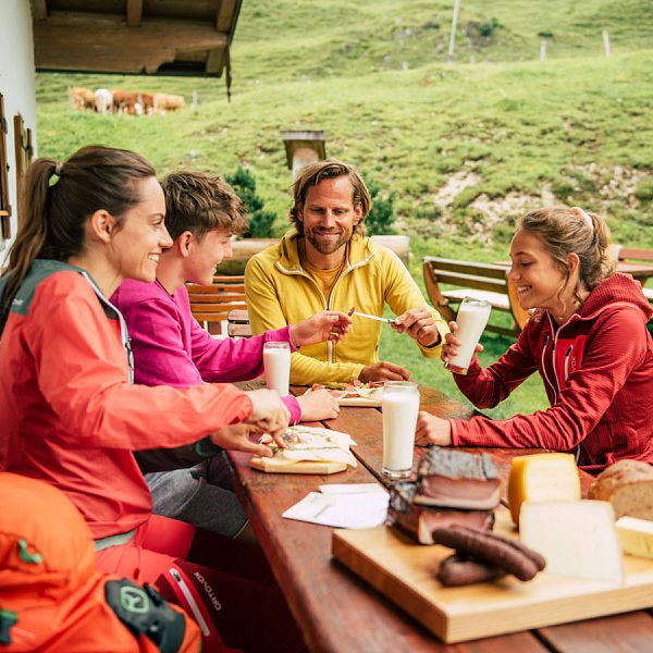 kaw-heumilchregion-jause-am-berg-personen