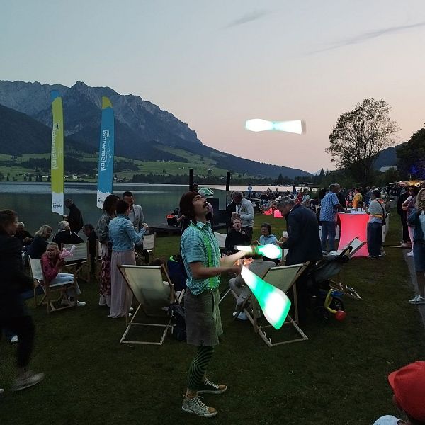 Sommernachtstraum-Jongleur-mit-leuchtenden-Keulen