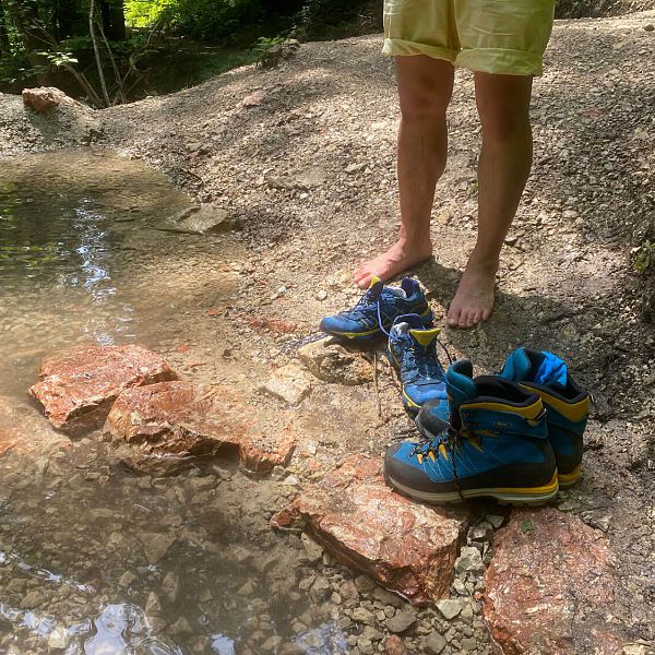 wassermandl-1-fuesse-im-wasser