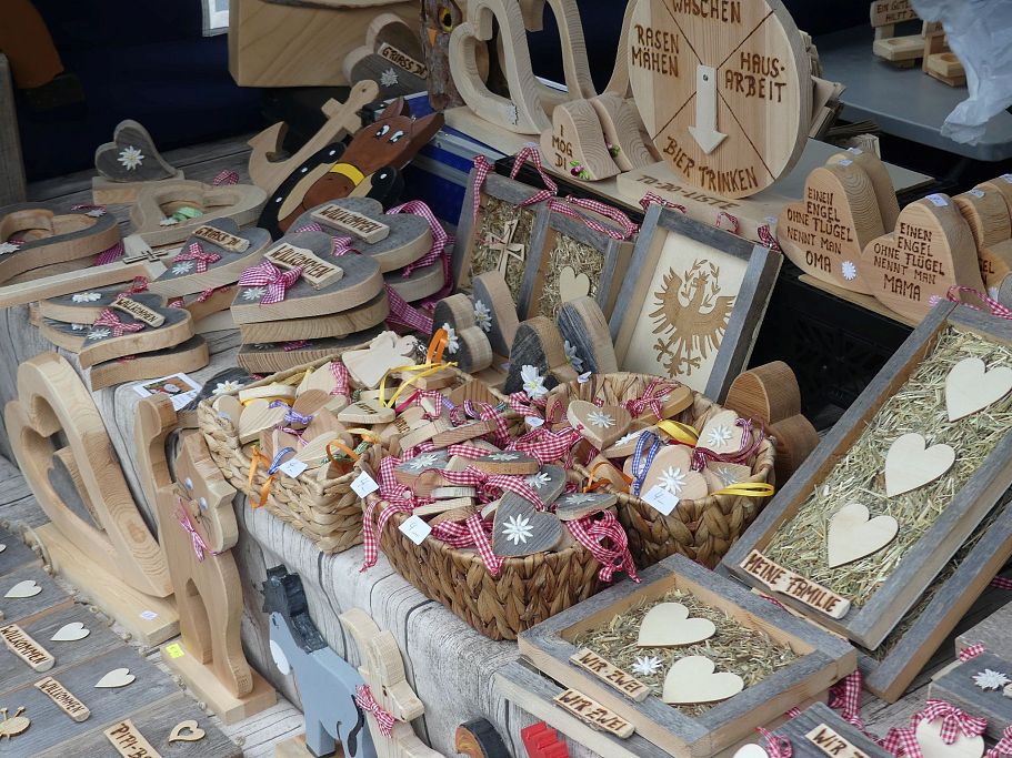 Egaschtfest diverse Holzschnitzereien