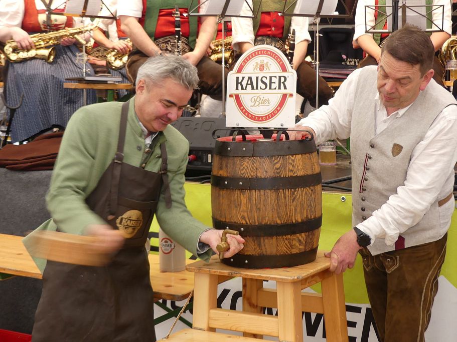 Egaschtfest Anstich durch Obmann Hans Knoll