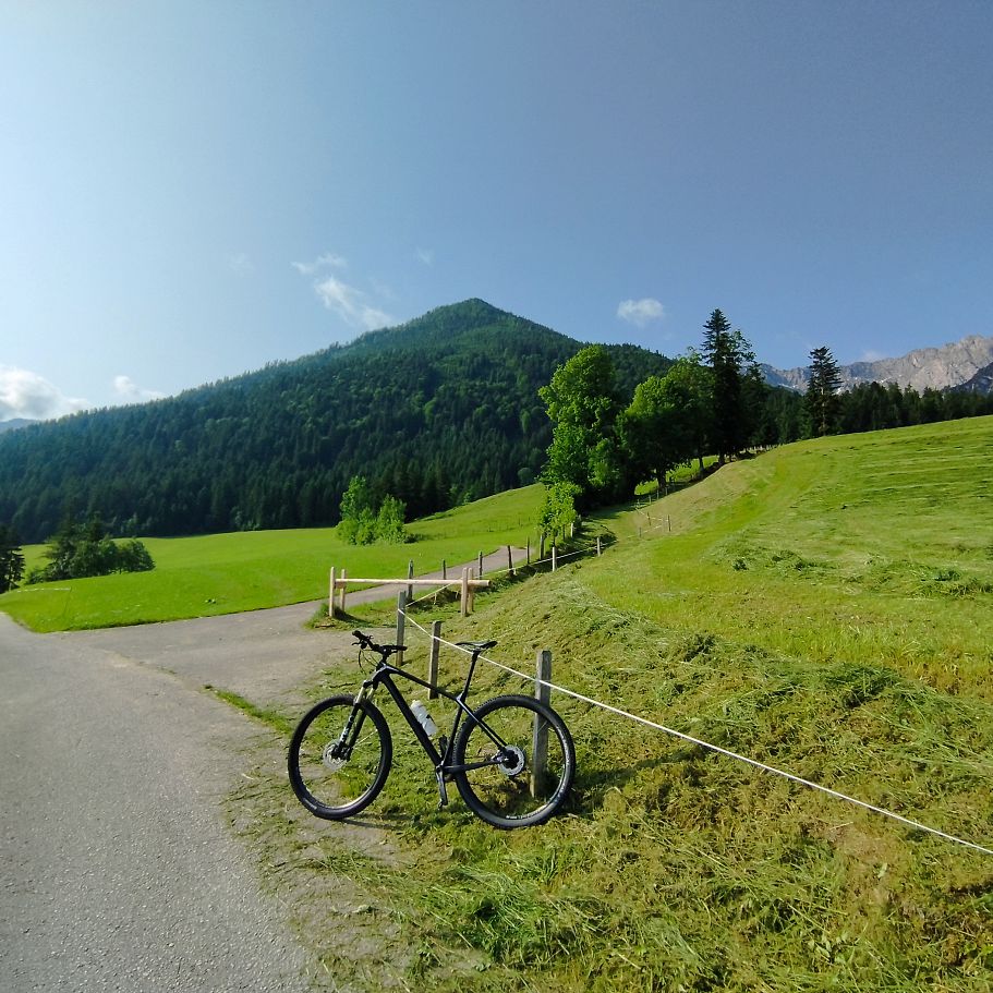 kaiserwinkl_magazin_mbt_tour_gemähte_wiese_mit_heuberg_im_hintergrund
