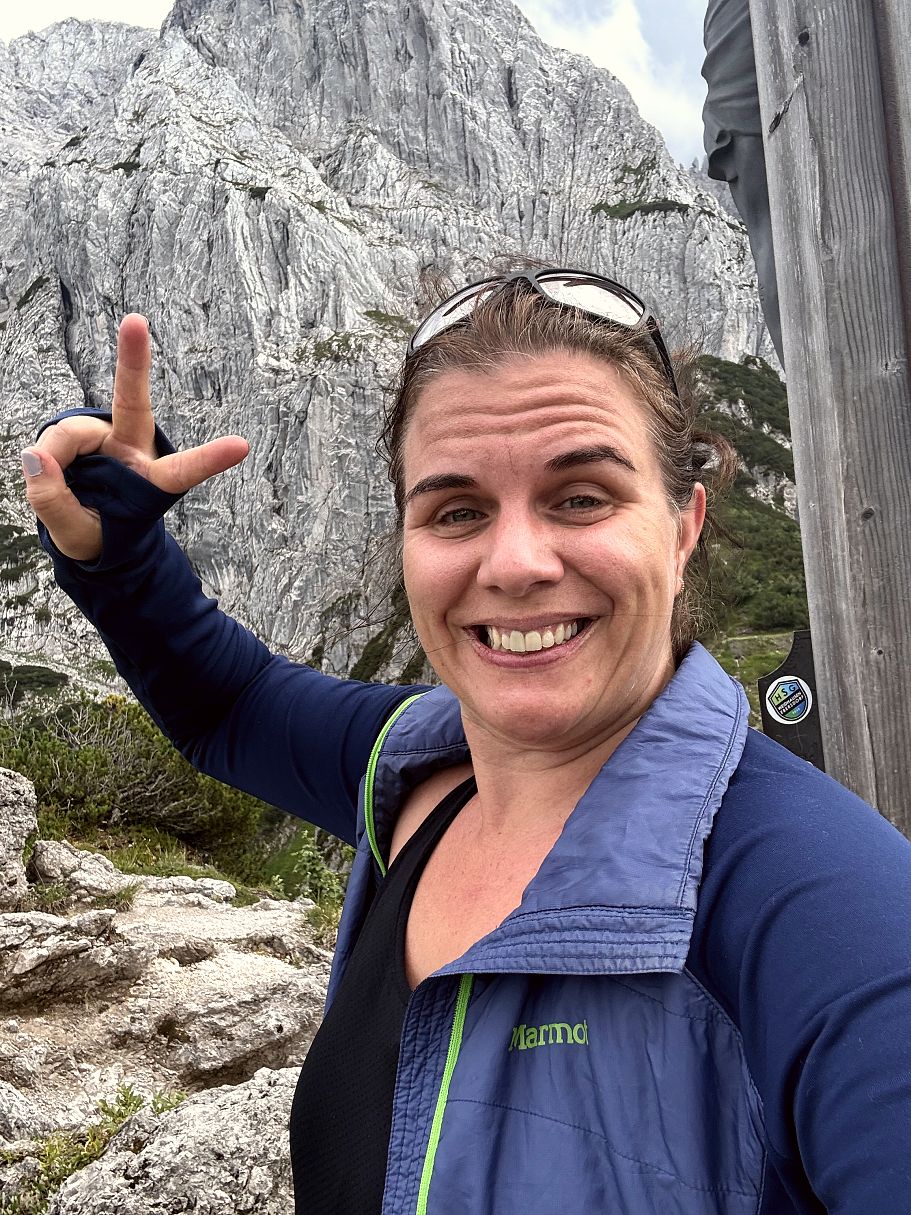 kaiserwinkl_magazin_zweitageswanderung_stripsenjoch_caro_am_berg