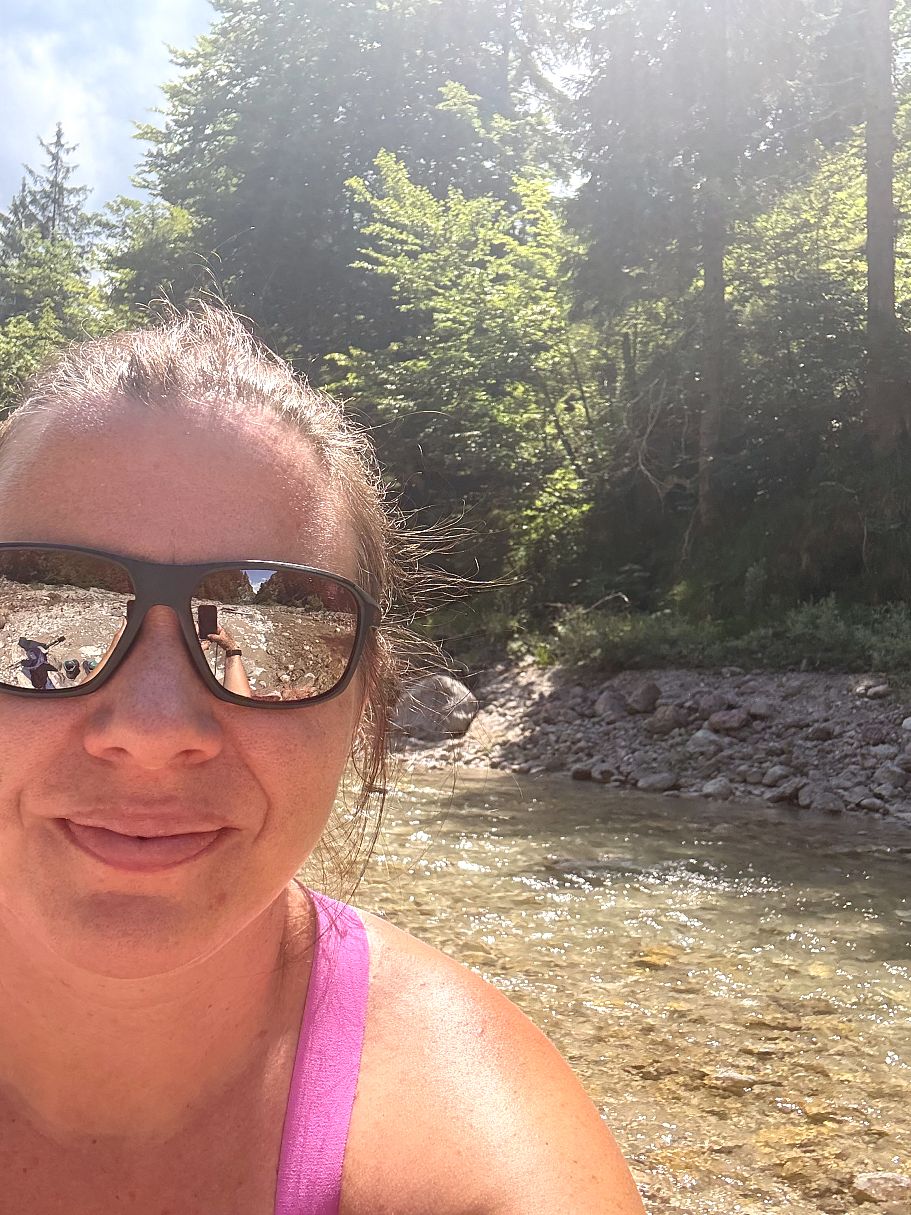 kaiserwinkl_magazin_zweitageswanderung_stripsenjoch_caro_am_wasser