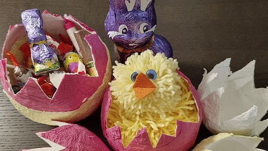 Bunte Ostereier mit flauschigen Küken DIY