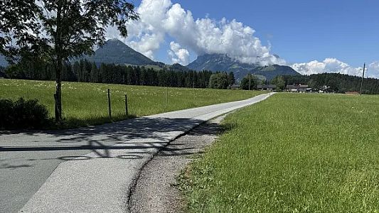 Spazieren mit Kinderwagen im Kaiserwinkl