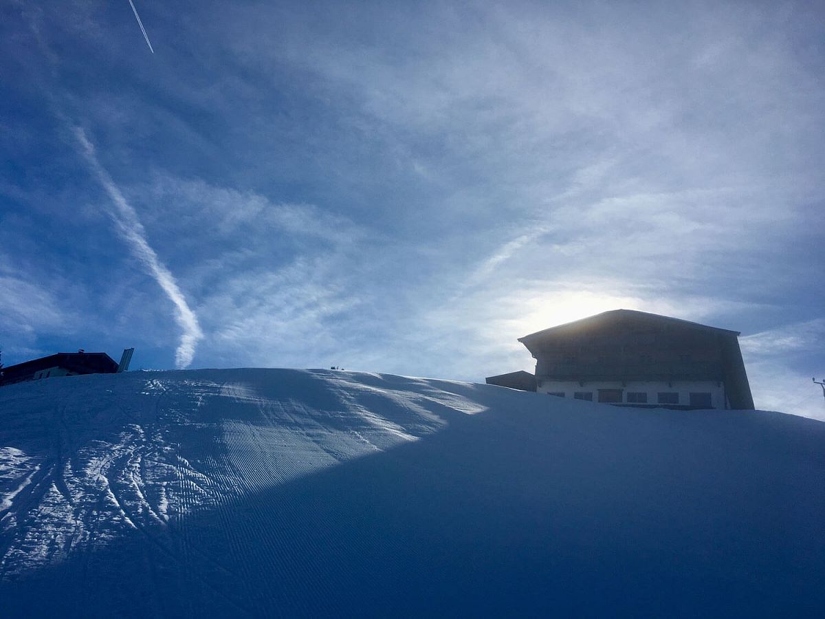 Skitour aufs Unterberghorn im Kaiserwinkl, Hütte in Sicht
